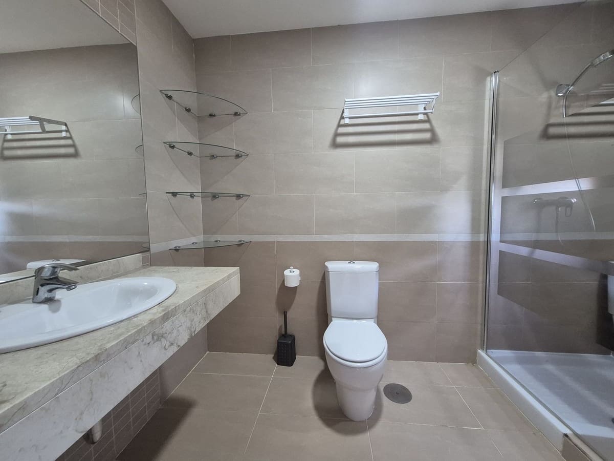 Apartamento de 2 habitaciones en La Duquesa / Puerto de la Duquesa en venta con piscina garaje - 375.000 € (Ref: 9858322)