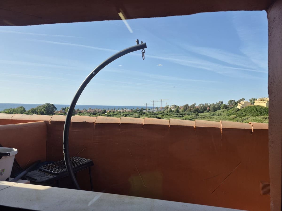 Apartamento de 2 habitaciones en La Duquesa / Puerto de la Duquesa en venta con piscina garaje - 375.000 € (Ref: 9858322)