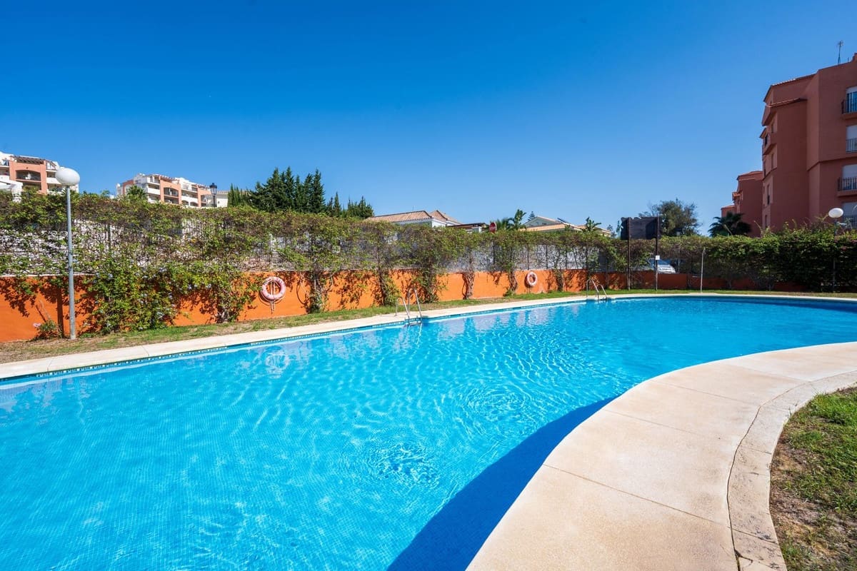 Apartamento de 2 habitaciones en La Duquesa / Puerto de la Duquesa en venta con piscina garaje - 375.000 € (Ref: 9858322)