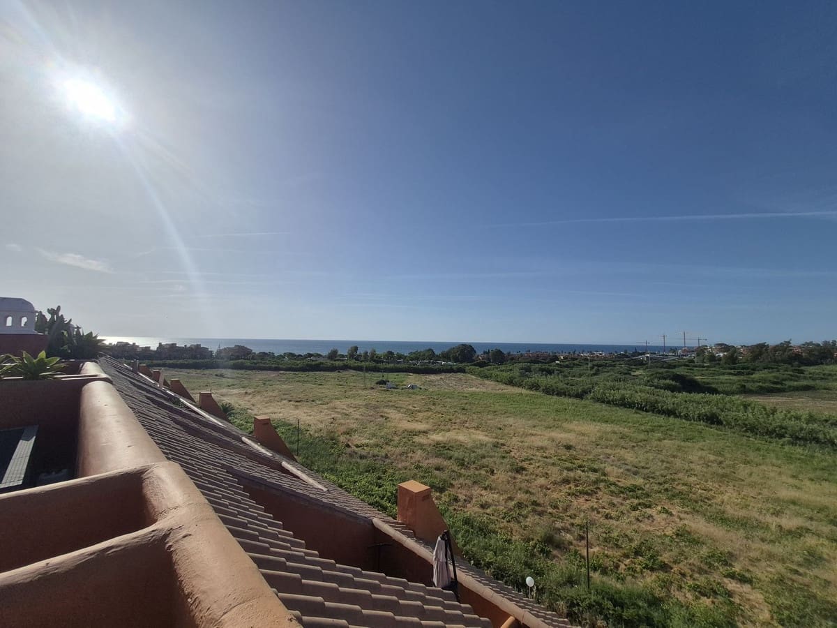 Apartamento de 2 habitaciones en La Duquesa / Puerto de la Duquesa en venta con piscina garaje - 375.000 € (Ref: 9858322)