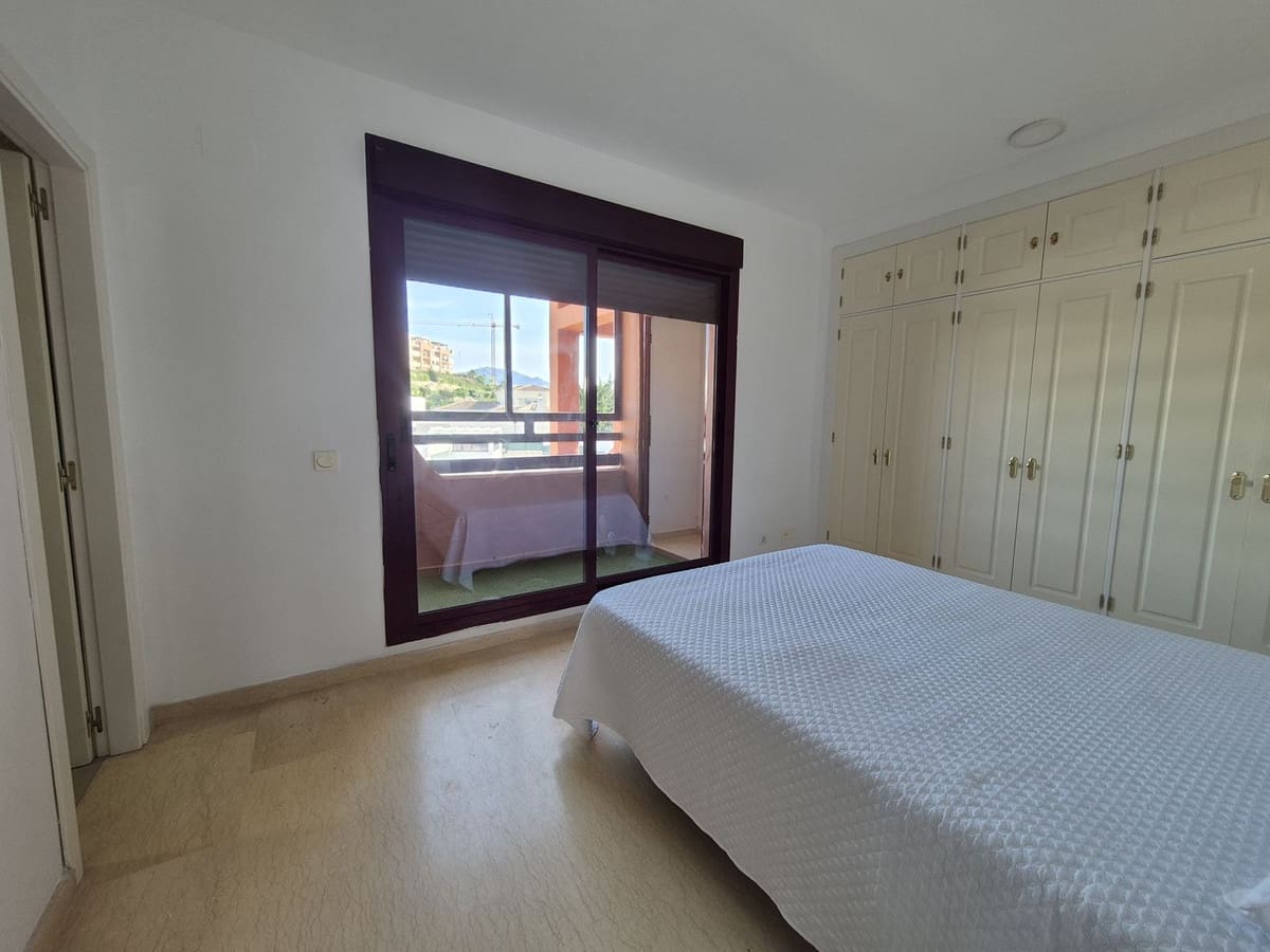 Apartamento de 2 habitaciones en La Duquesa / Puerto de la Duquesa en venta con piscina garaje - 375.000 € (Ref: 9858322)