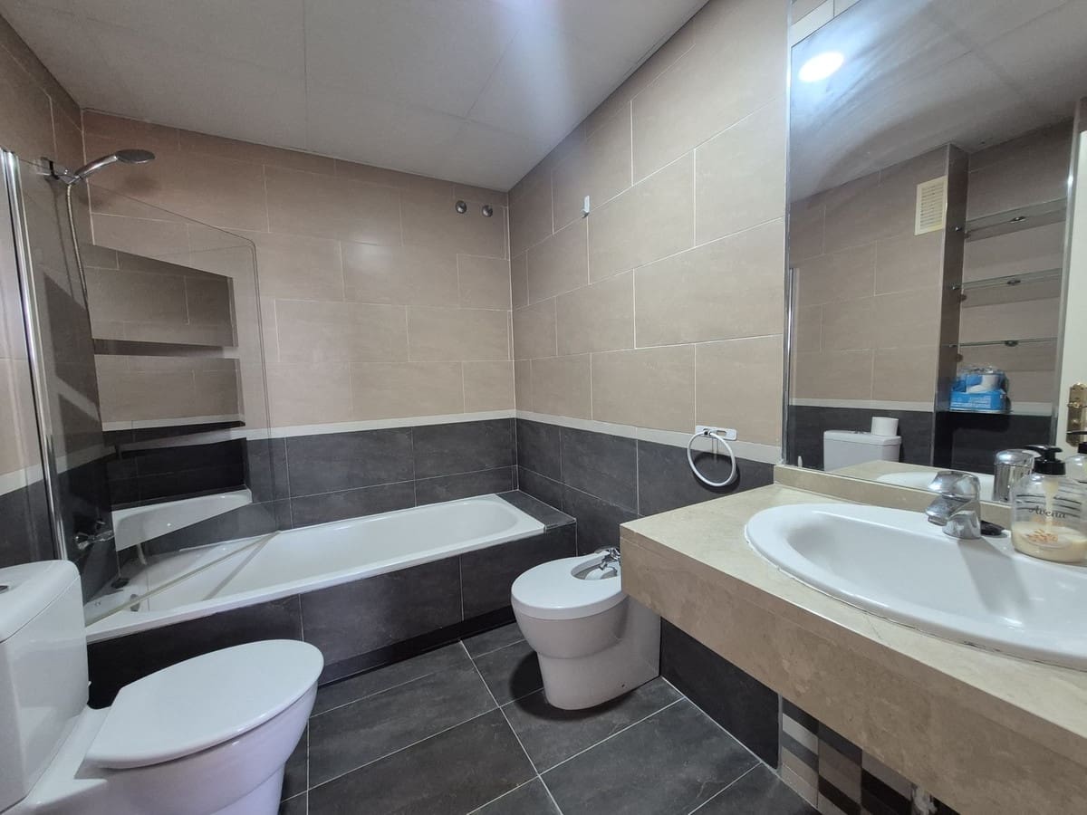 Apartamento de 2 habitaciones en La Duquesa / Puerto de la Duquesa en venta con piscina garaje - 375.000 € (Ref: 9858322)