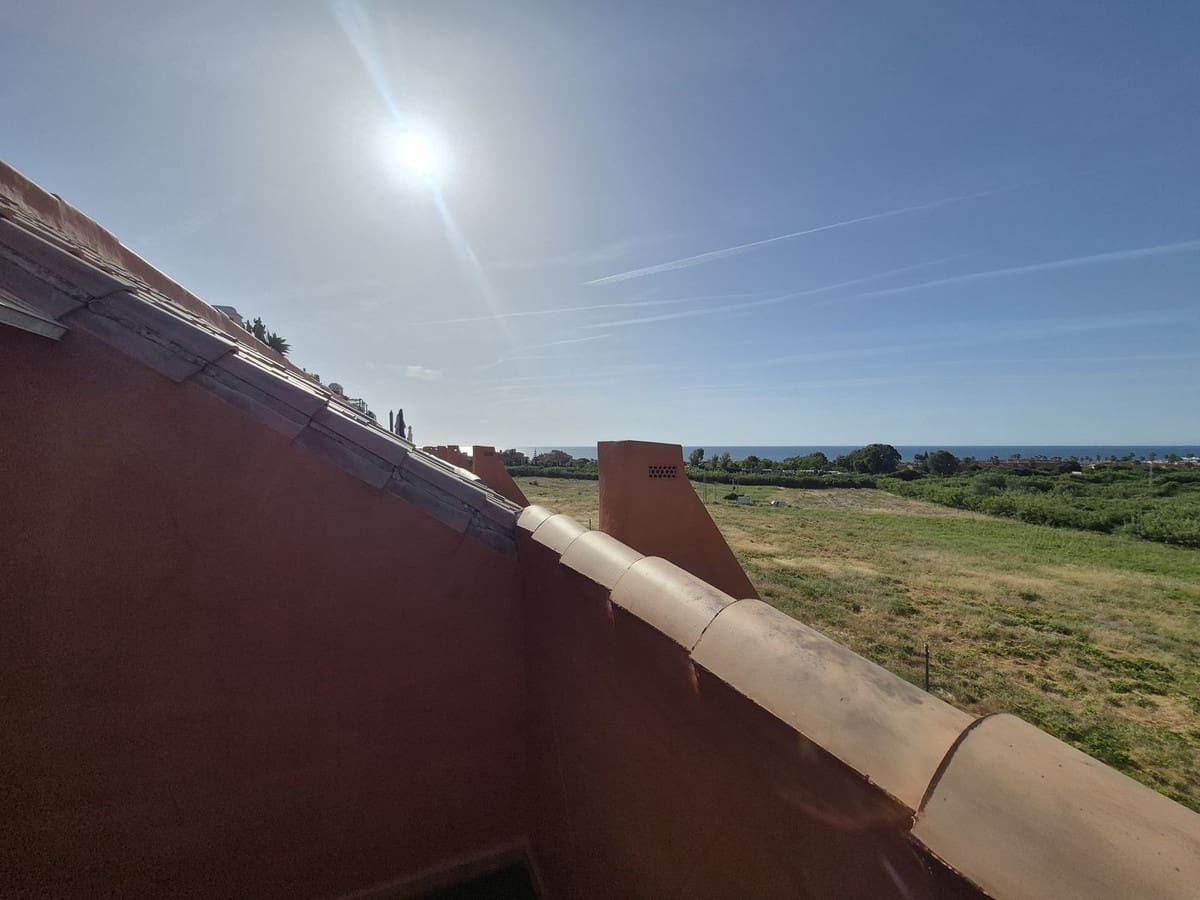 Apartamento de 2 habitaciones en La Duquesa / Puerto de la Duquesa en venta con piscina garaje - 375.000 € (Ref: 9858322)