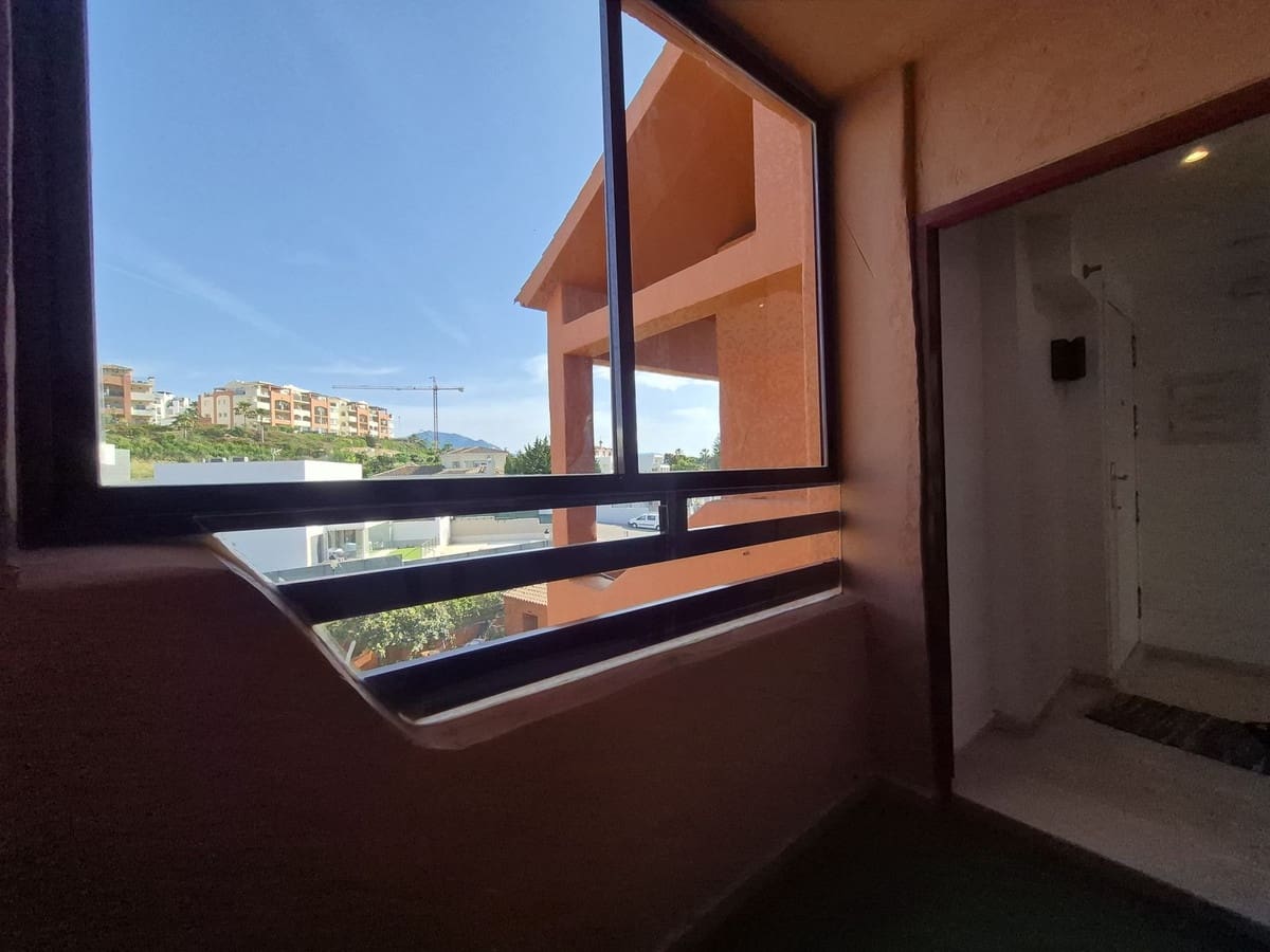 Apartamento de 2 habitaciones en La Duquesa / Puerto de la Duquesa en venta con piscina garaje - 375.000 € (Ref: 9858322)
