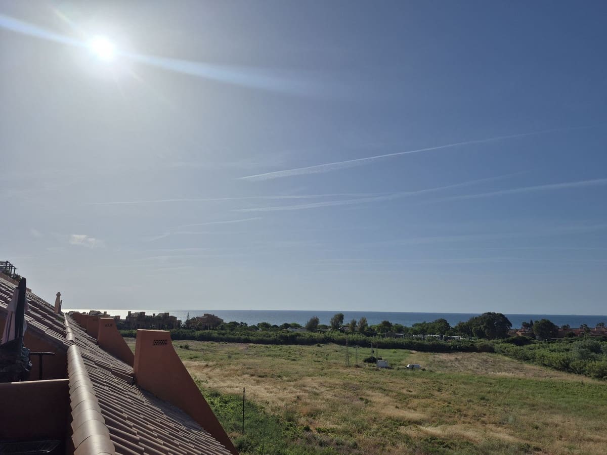 Apartamento de 2 habitaciones en La Duquesa / Puerto de la Duquesa en venta con piscina garaje - 375.000 € (Ref: 9858322)