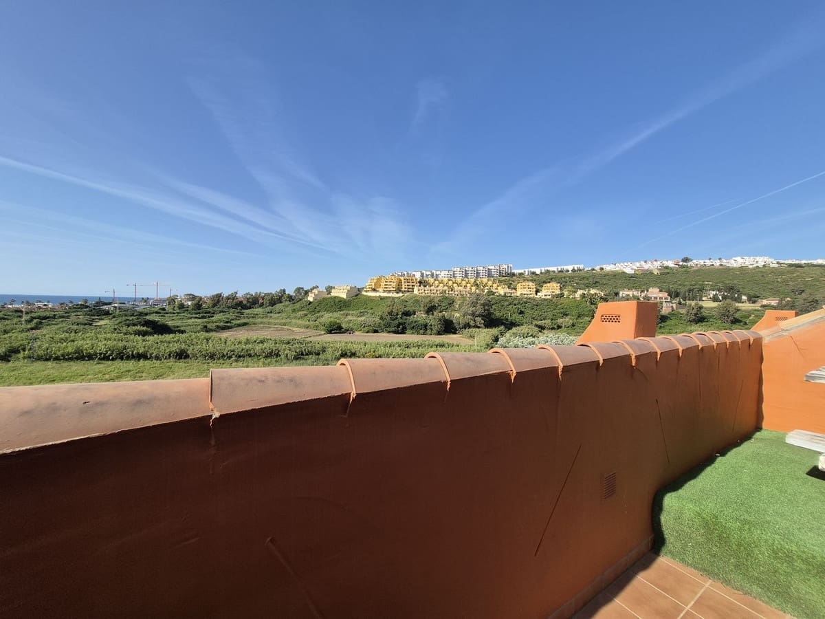 Apartamento de 2 habitaciones en La Duquesa / Puerto de la Duquesa en venta con piscina garaje - 375.000 € (Ref: 9858322)