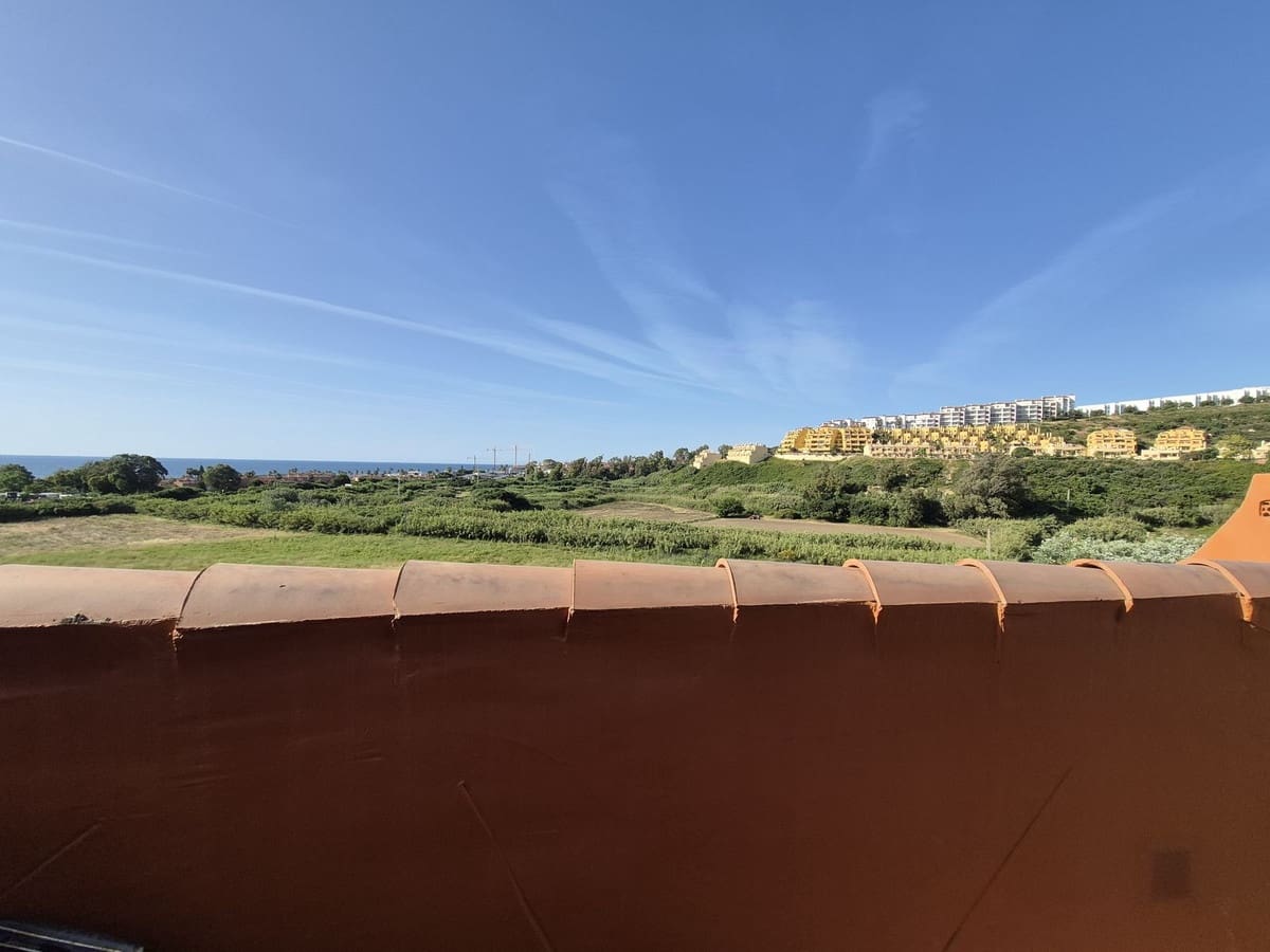 Apartamento de 2 habitaciones en La Duquesa / Puerto de la Duquesa en venta con piscina garaje - 375.000 € (Ref: 9858322)