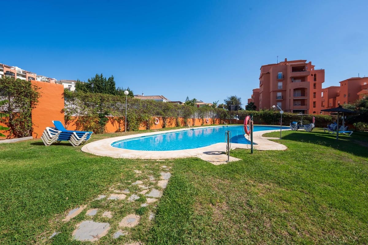 Apartamento de 2 habitaciones en La Duquesa / Puerto de la Duquesa en venta con piscina garaje - 375.000 € (Ref: 9858322)