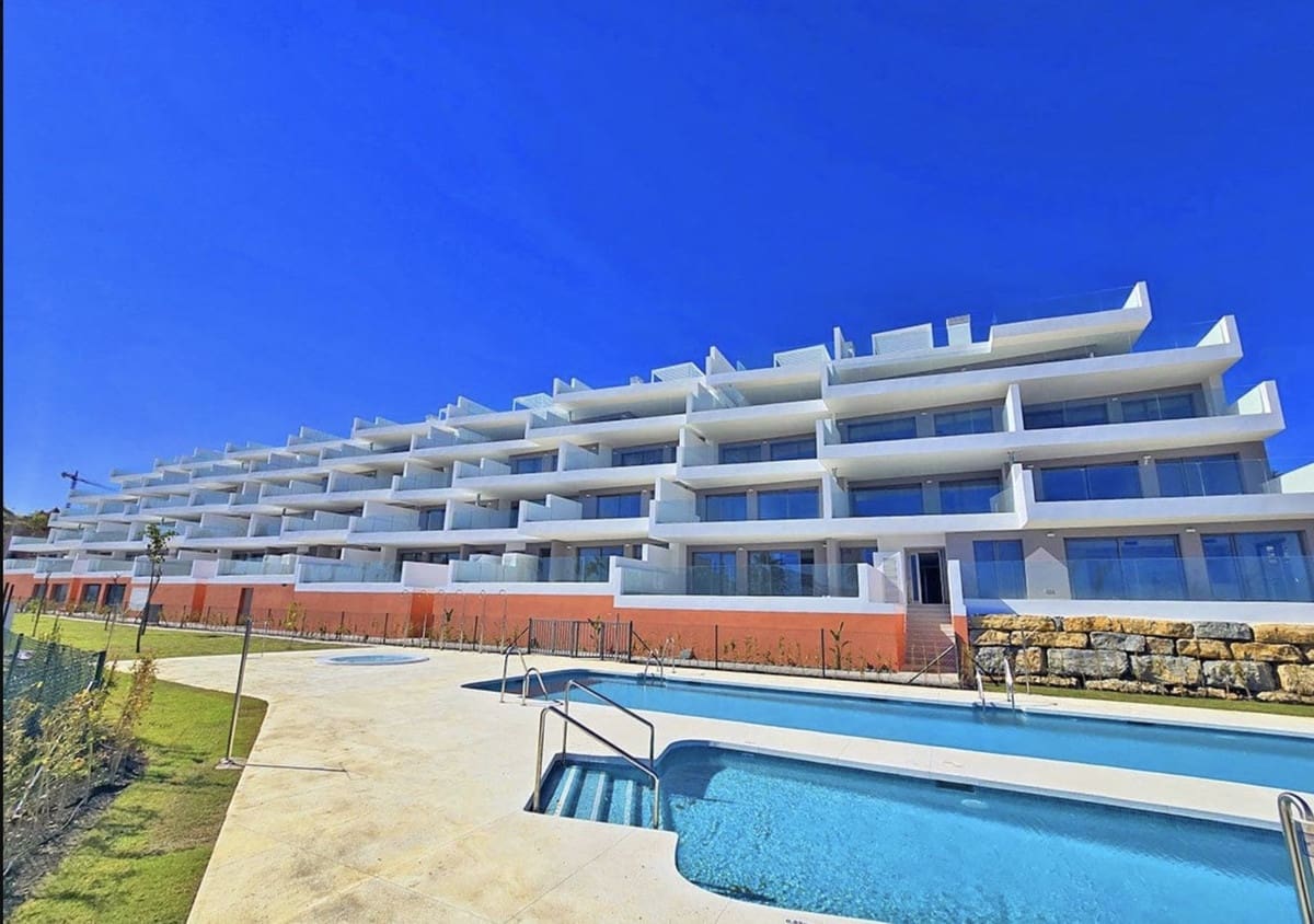 2 bedroom Apartment for sale in La Duquesa / Puerto de la Duquesa with pool garage - € 435,000 (Ref: 9858974)