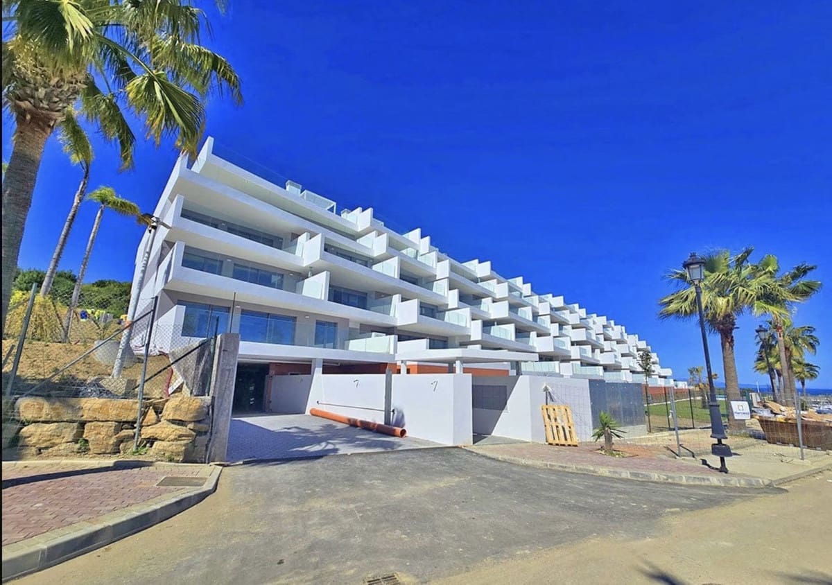 2 bedroom Apartment for sale in La Duquesa / Puerto de la Duquesa with pool garage - € 435,000 (Ref: 9858974)