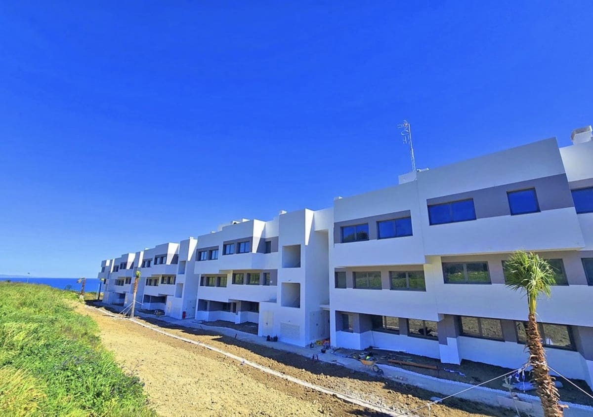 2 bedroom Apartment for sale in La Duquesa / Puerto de la Duquesa with pool garage - € 435,000 (Ref: 9858974)