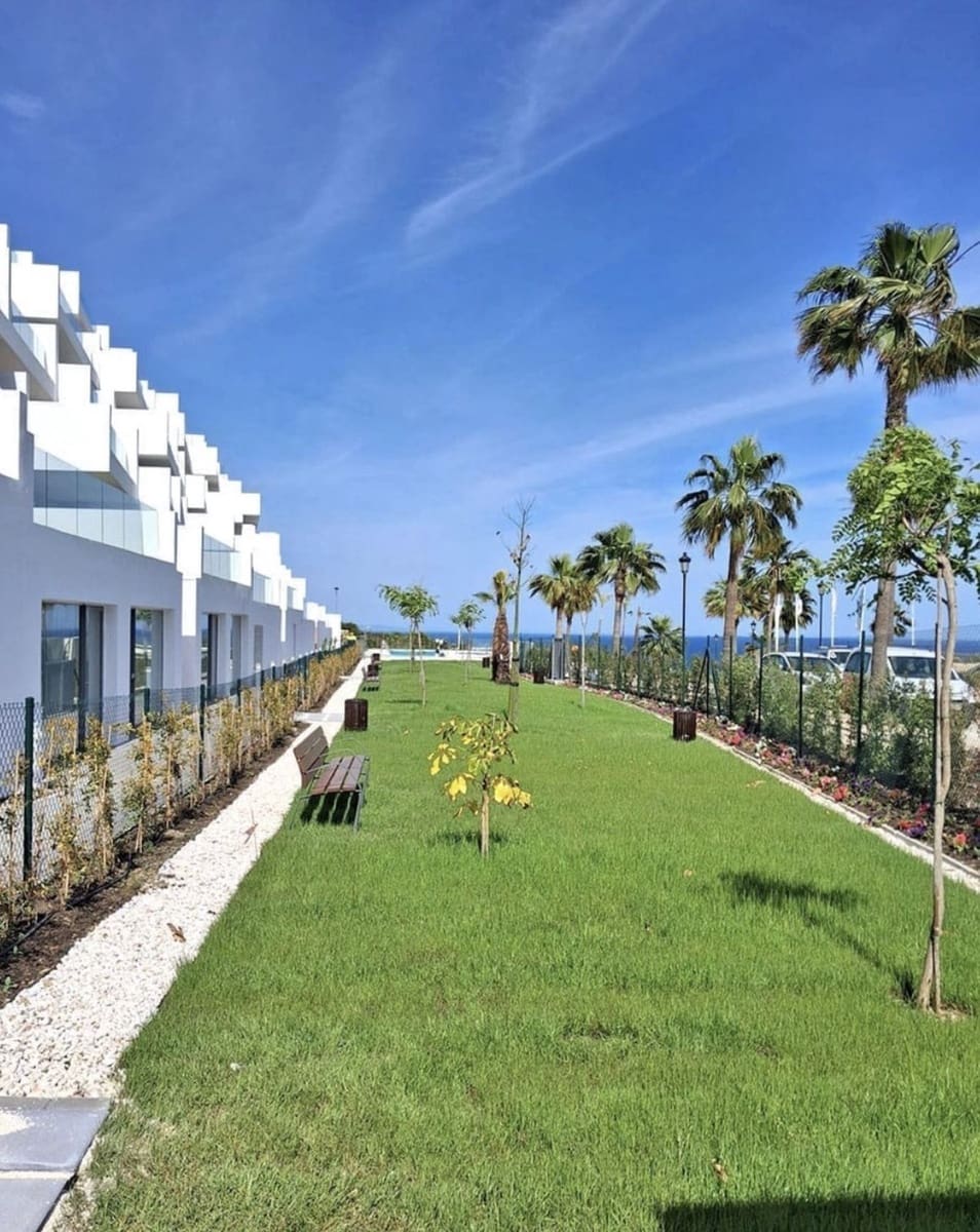 2 bedroom Apartment for sale in La Duquesa / Puerto de la Duquesa with pool garage - € 435,000 (Ref: 9858974)