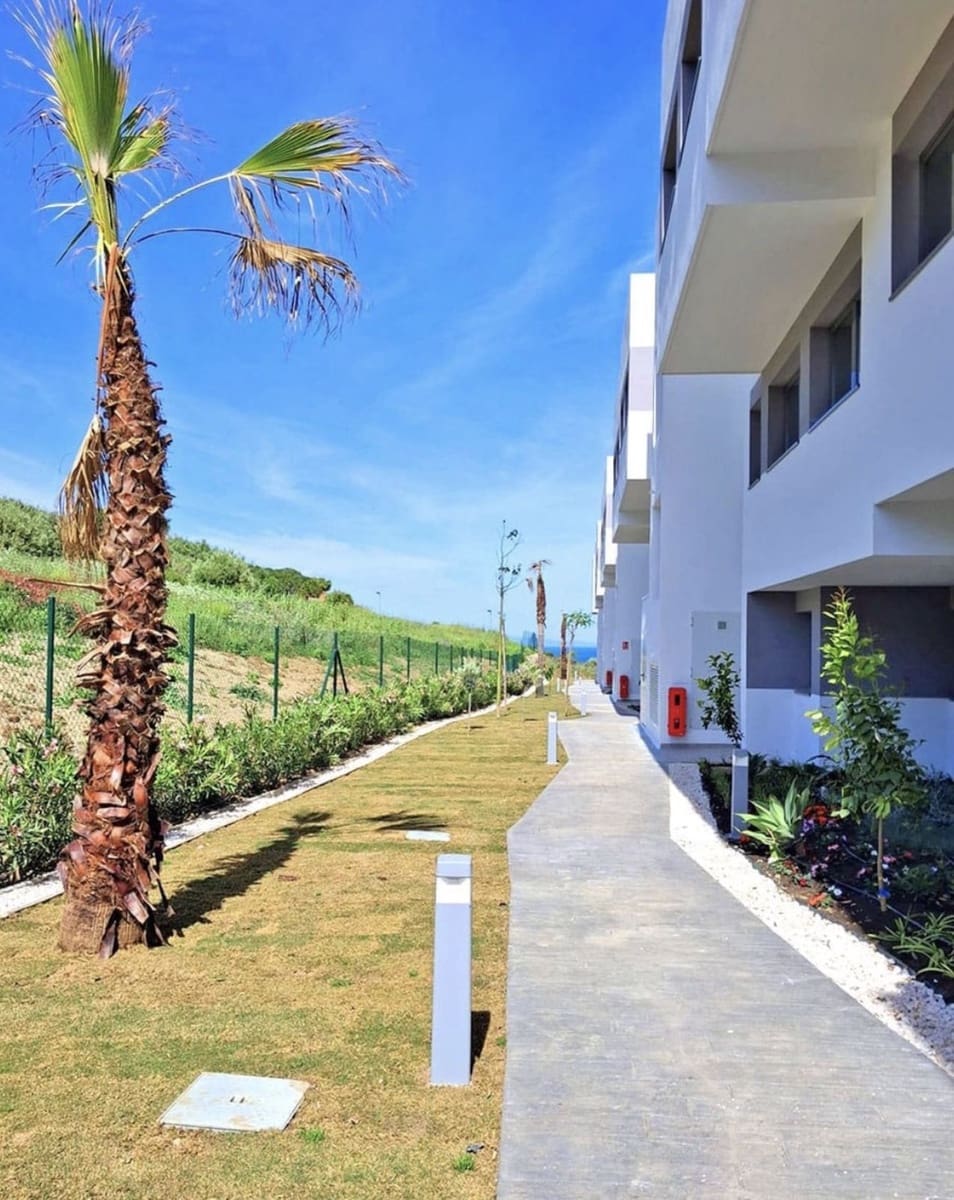 2 bedroom Apartment for sale in La Duquesa / Puerto de la Duquesa with pool garage - € 435,000 (Ref: 9858974)