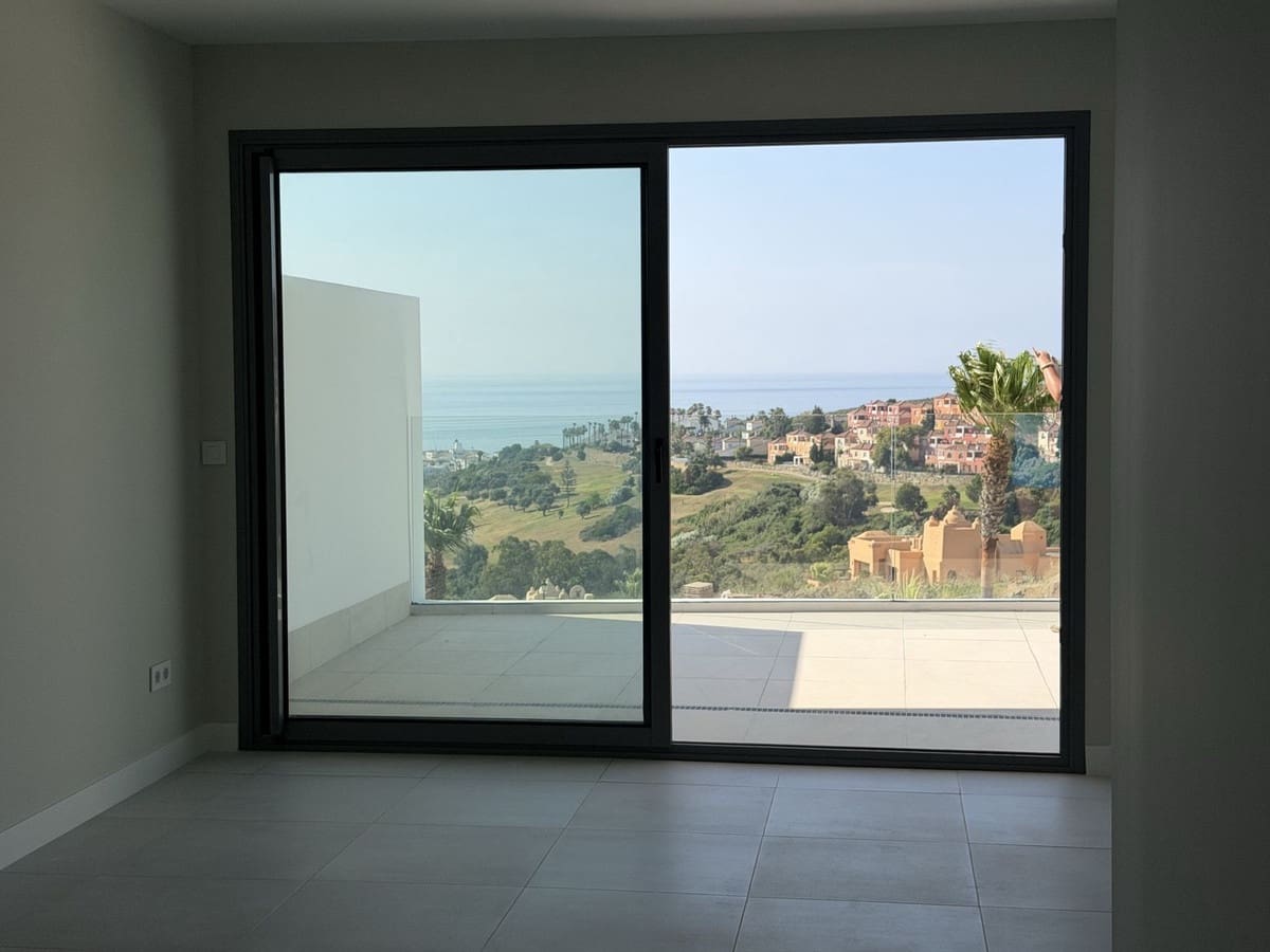 2 bedroom Apartment for sale in La Duquesa / Puerto de la Duquesa with pool garage - € 420,000 (Ref: 9858974)