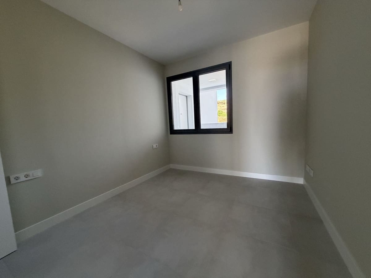 2 bedroom Apartment for sale in La Duquesa / Puerto de la Duquesa with pool garage - € 420,000 (Ref: 9858974)