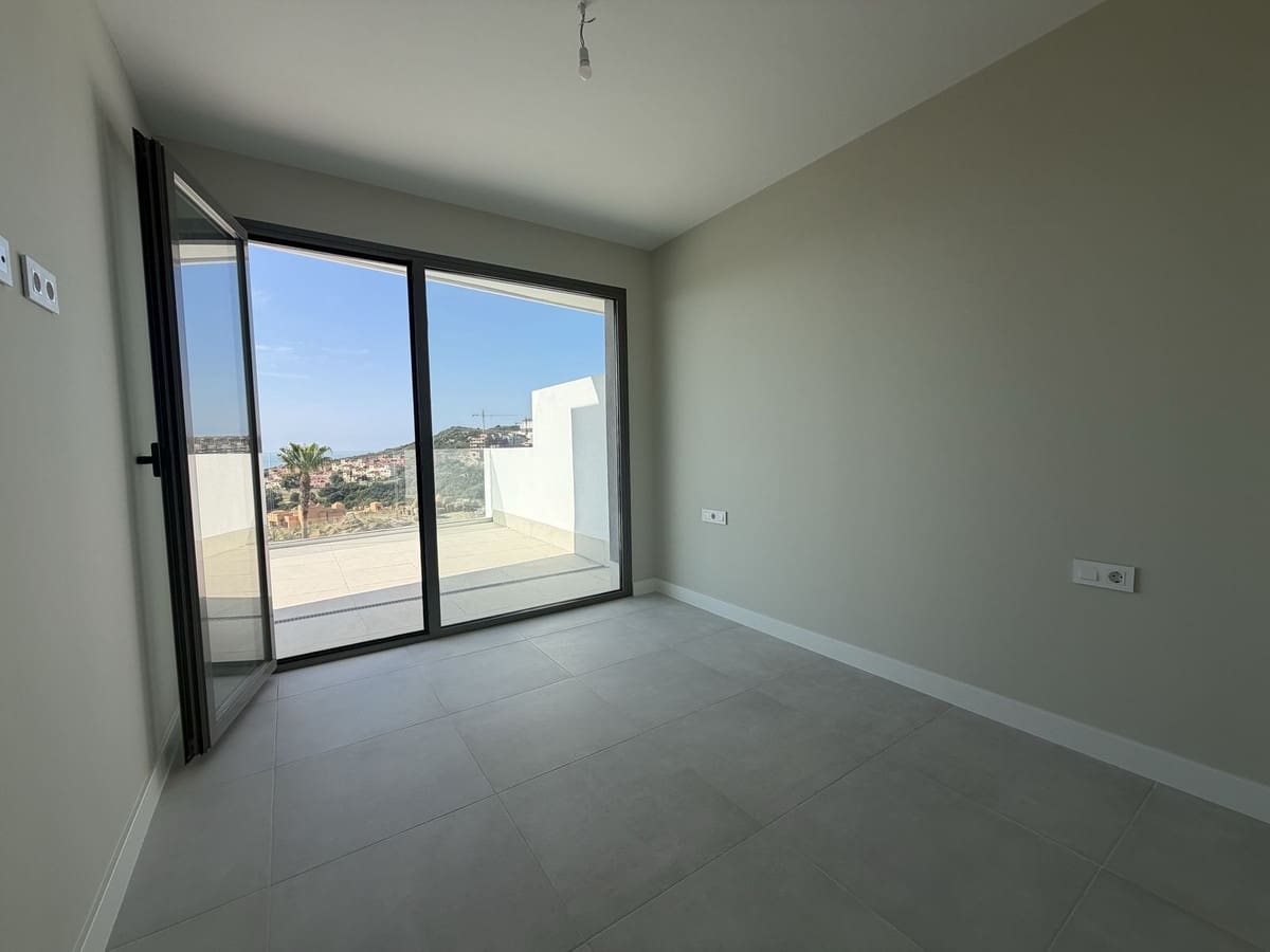 2 bedroom Apartment for sale in La Duquesa / Puerto de la Duquesa with pool garage - € 420,000 (Ref: 9858974)
