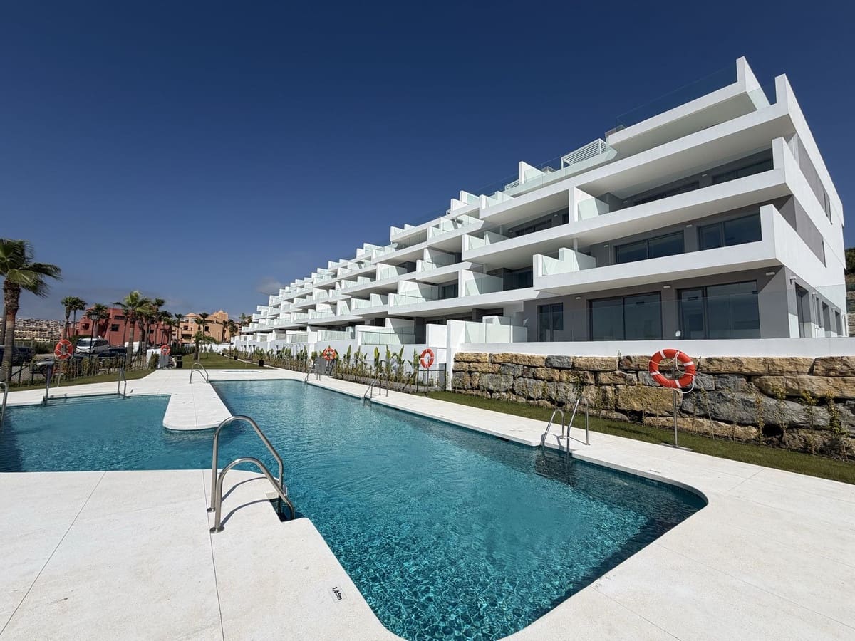 2 bedroom Apartment for sale in La Duquesa / Puerto de la Duquesa with pool garage - € 420,000 (Ref: 9858974)