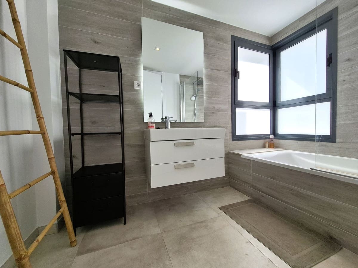 Apartamento de 3 habitaciones en Estepona en venta con piscina garaje - 1.095.000 € (Ref: 9877186)