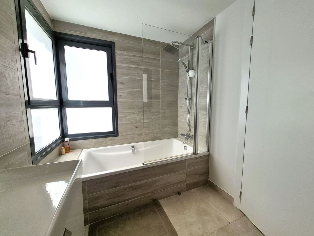 Apartamento de 3 habitaciones en Estepona en venta con piscina garaje - 1.095.000 € (Ref: 9877186)