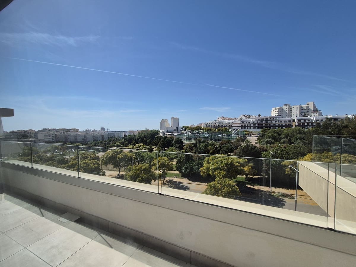Apartamento de 3 habitaciones en Estepona en venta con piscina garaje - 1.095.000 € (Ref: 9877186)