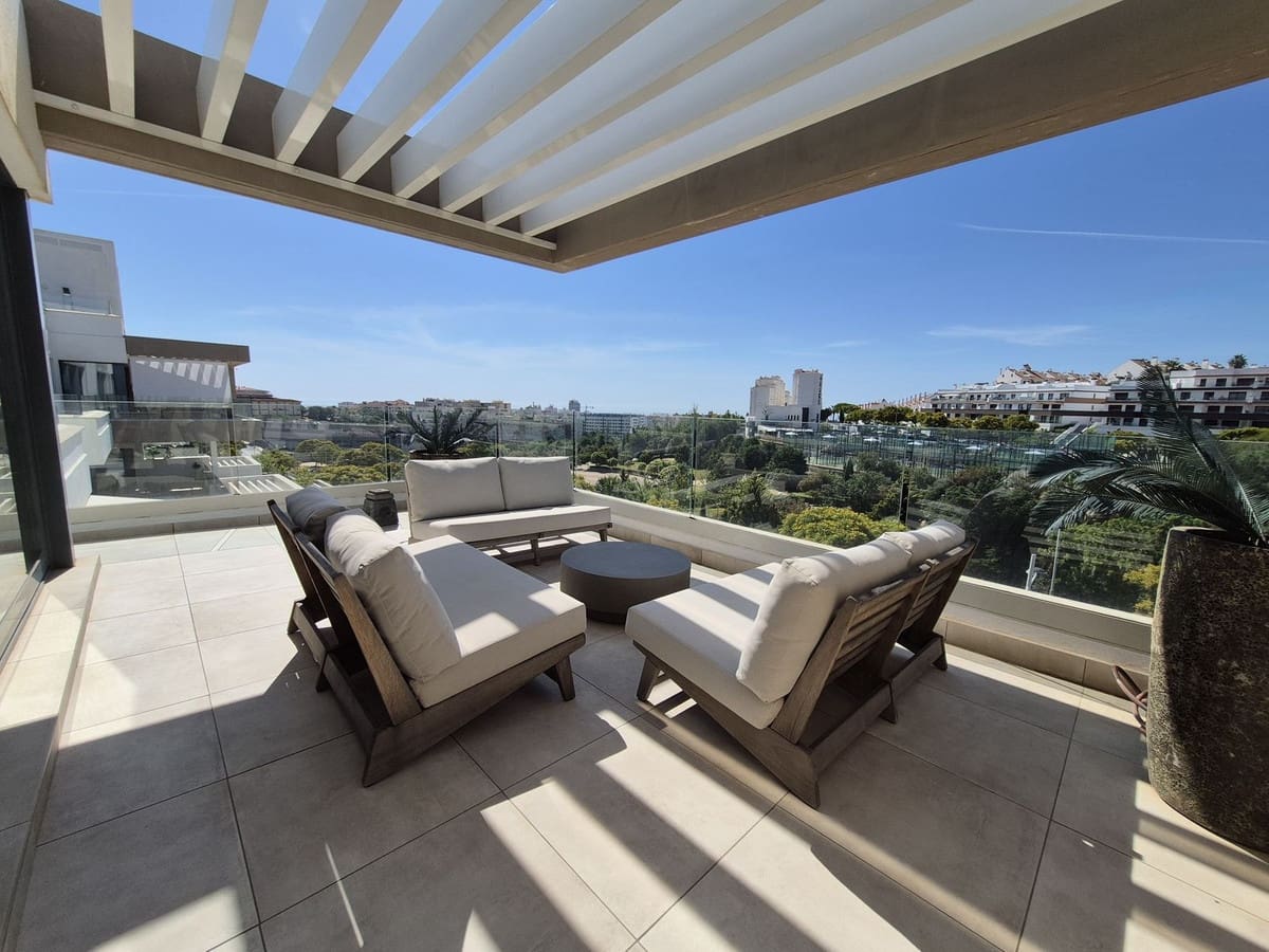 Apartamento de 3 habitaciones en Estepona en venta con piscina garaje - 1.095.000 € (Ref: 9877186)