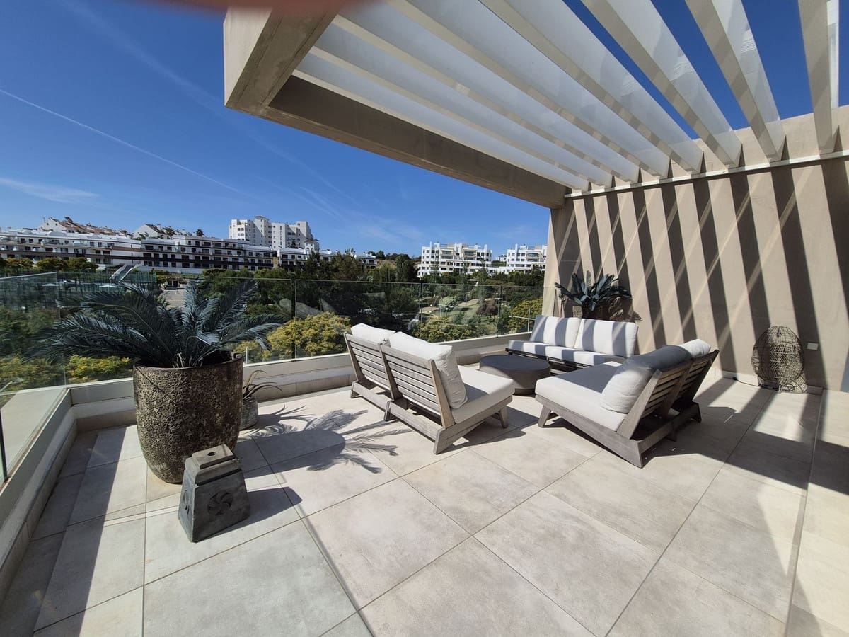 Apartamento de 3 habitaciones en Estepona en venta con piscina garaje - 1.095.000 € (Ref: 9877186)