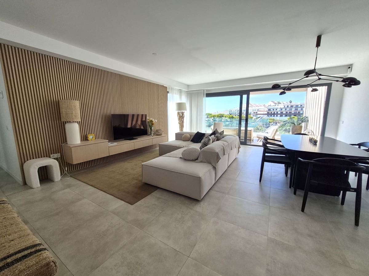 Apartamento de 3 habitaciones en Estepona en venta con piscina garaje - 1.095.000 € (Ref: 9877186)