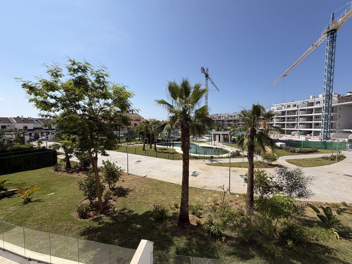2 bedroom Apartment for sale in La Duquesa / Puerto de la Duquesa with pool garage - € 399,000 (Ref: 9897474)