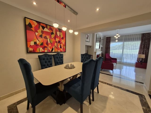4 sypialnia Dom blizniak na sprzedaż w Estepona z garażem - 875 000 € (Ref: 9914699)