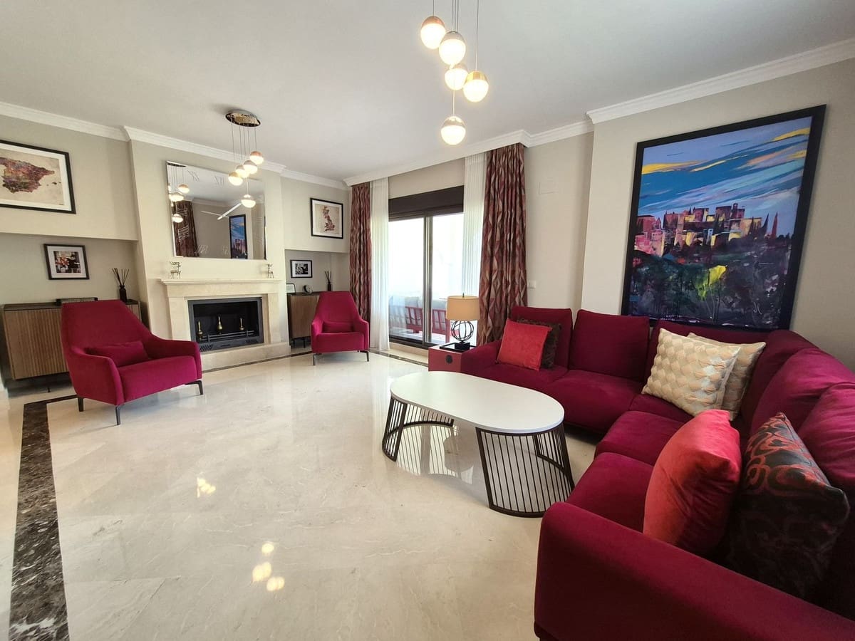 Pareado de 4 habitaciones en Estepona en venta con garaje - 865.000 € (Ref: 9914699)