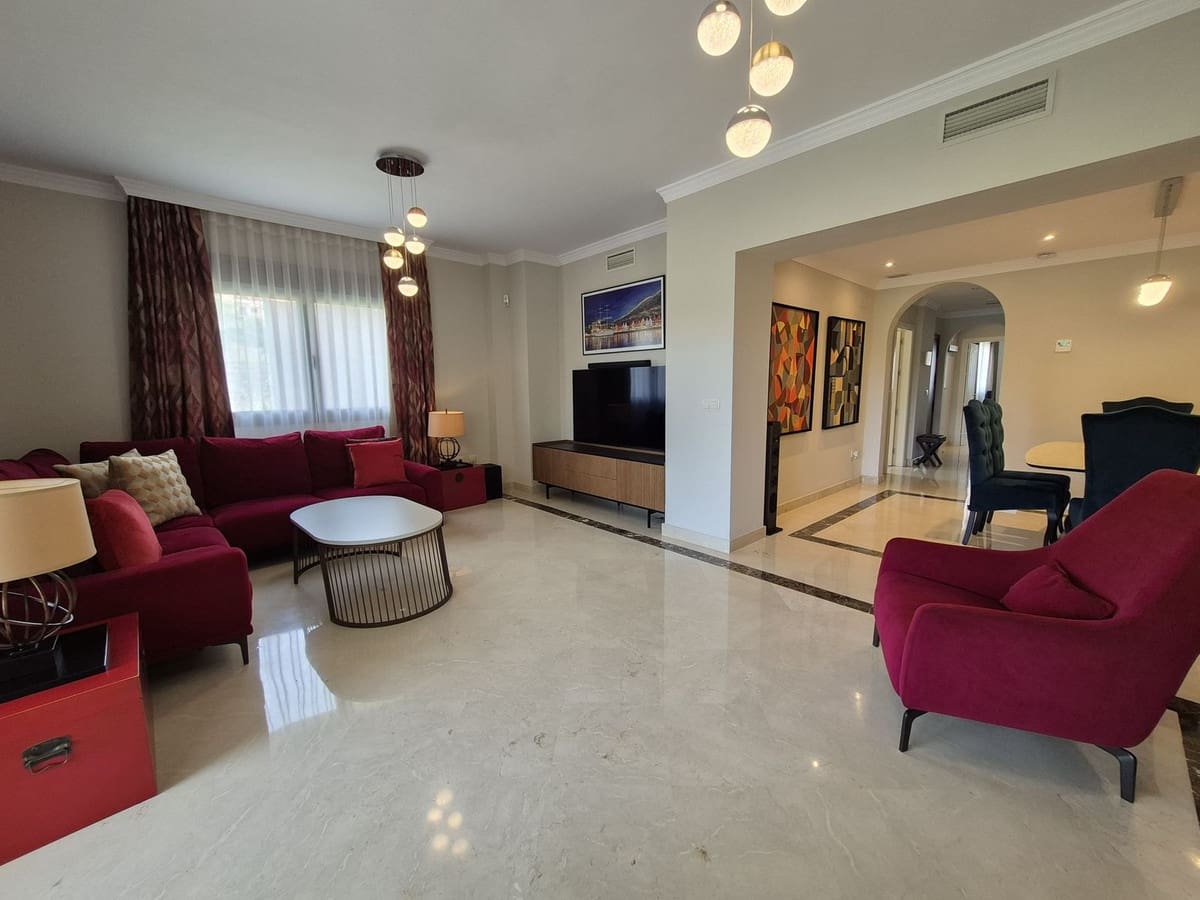 Pareado de 4 habitaciones en Estepona en venta con garaje - 865.000 € (Ref: 9914699)