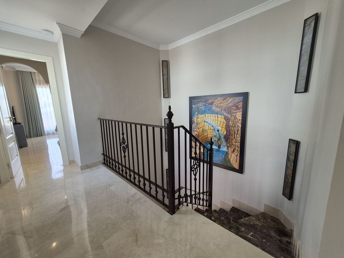 Pareado de 4 habitaciones en Estepona en venta con garaje - 865.000 € (Ref: 9914699)
