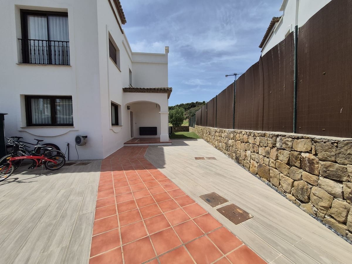 Pareado de 4 habitaciones en Estepona en venta con garaje - 865.000 € (Ref: 9914699)