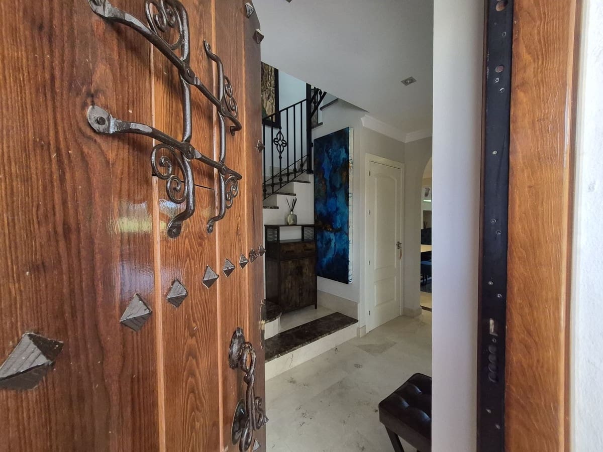 Pareado de 4 habitaciones en Estepona en venta con garaje - 865.000 € (Ref: 9914699)