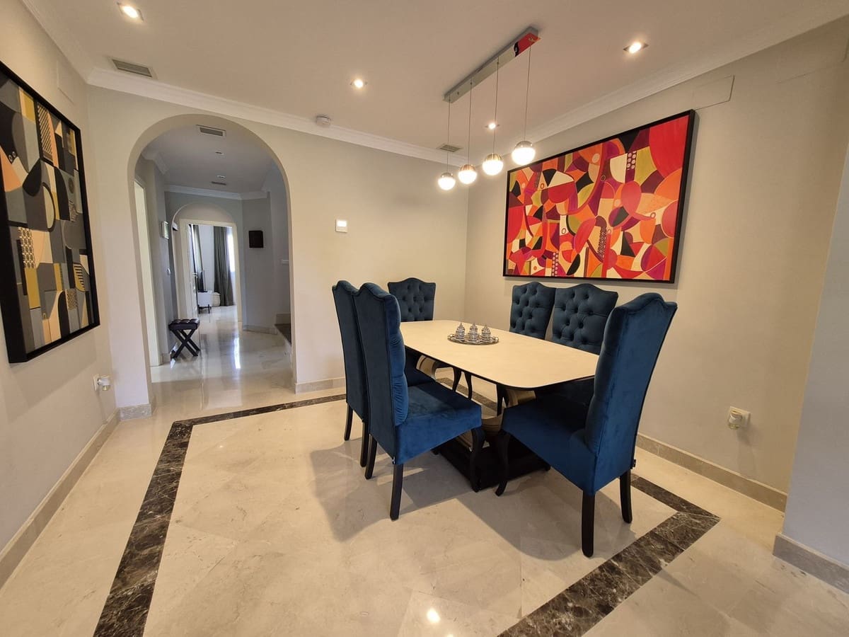 Pareado de 4 habitaciones en Estepona en venta con garaje - 865.000 € (Ref: 9914699)