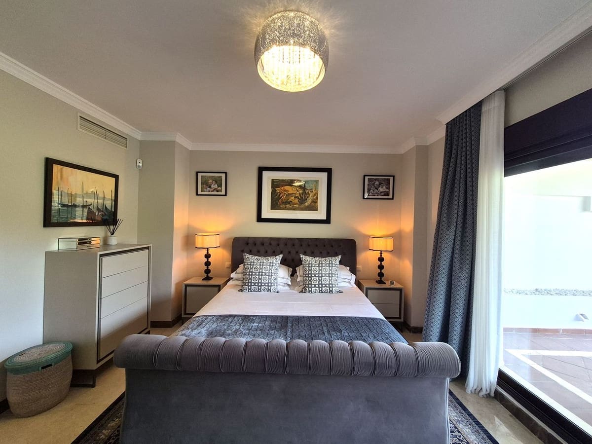 Pareado de 4 habitaciones en Estepona en venta con garaje - 865.000 € (Ref: 9914699)