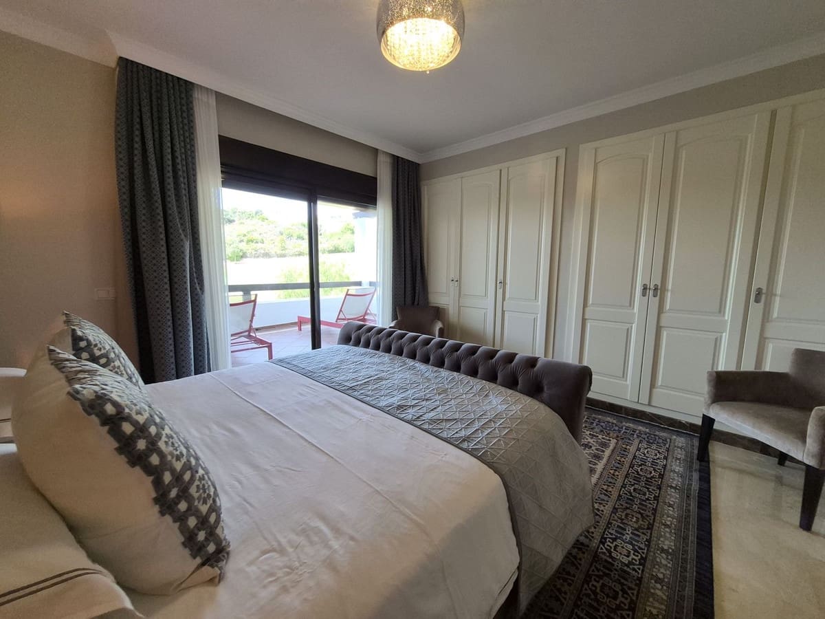 Pareado de 4 habitaciones en Estepona en venta con garaje - 865.000 € (Ref: 9914699)