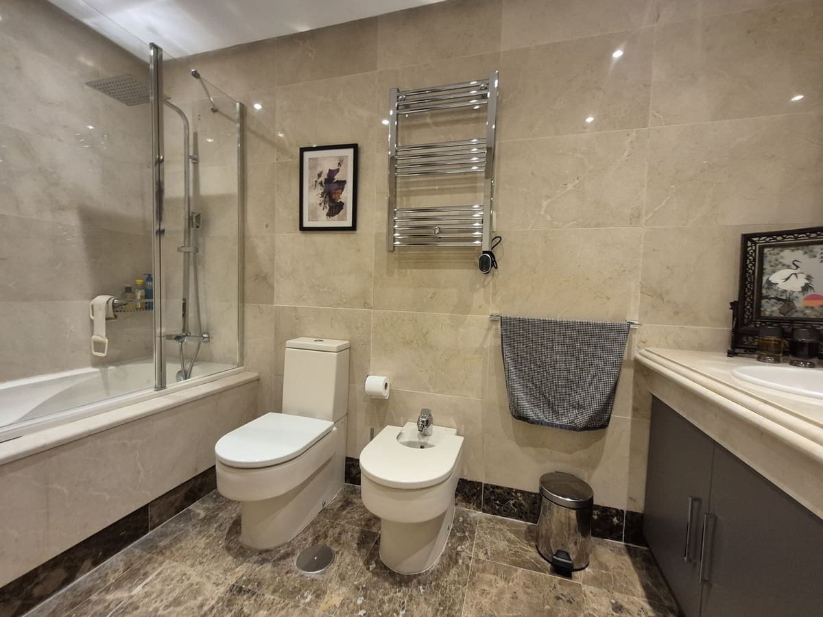 Pareado de 4 habitaciones en Estepona en venta con garaje - 865.000 € (Ref: 9914699)