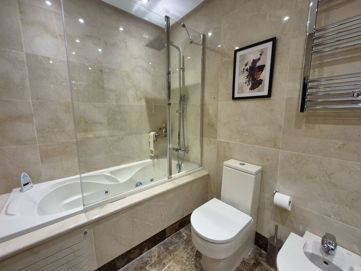 Pareado de 4 habitaciones en Estepona en venta con garaje - 865.000 € (Ref: 9914699)