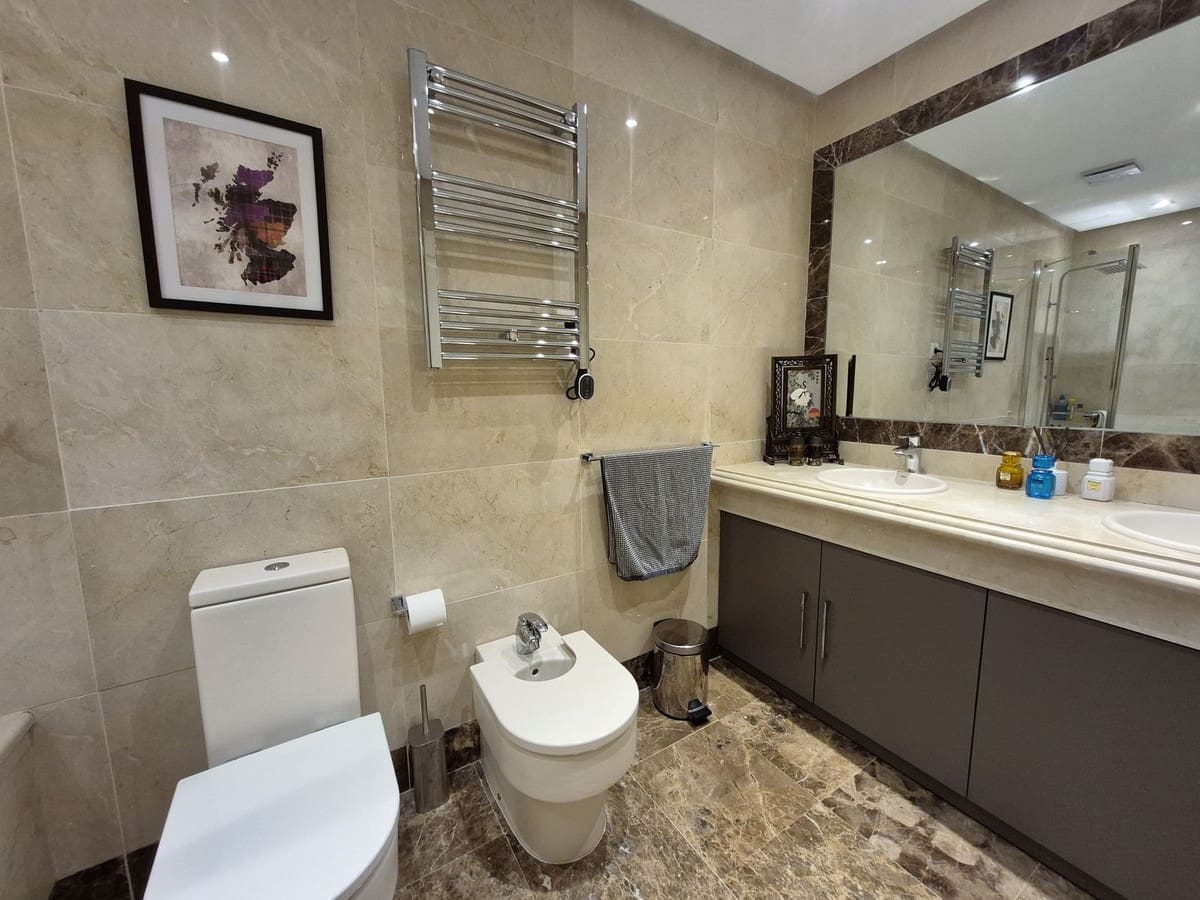 Pareado de 4 habitaciones en Estepona en venta con garaje - 865.000 € (Ref: 9914699)