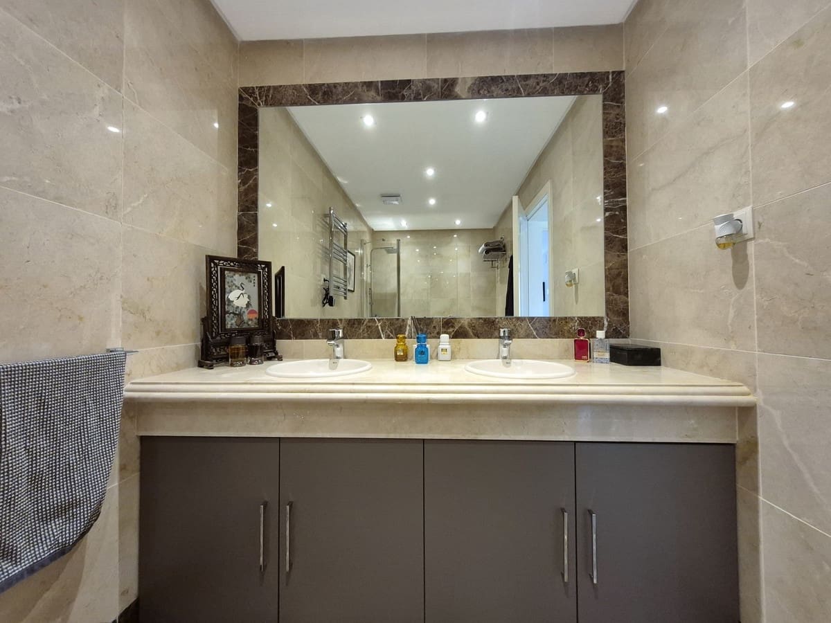 Pareado de 4 habitaciones en Estepona en venta con garaje - 865.000 € (Ref: 9914699)