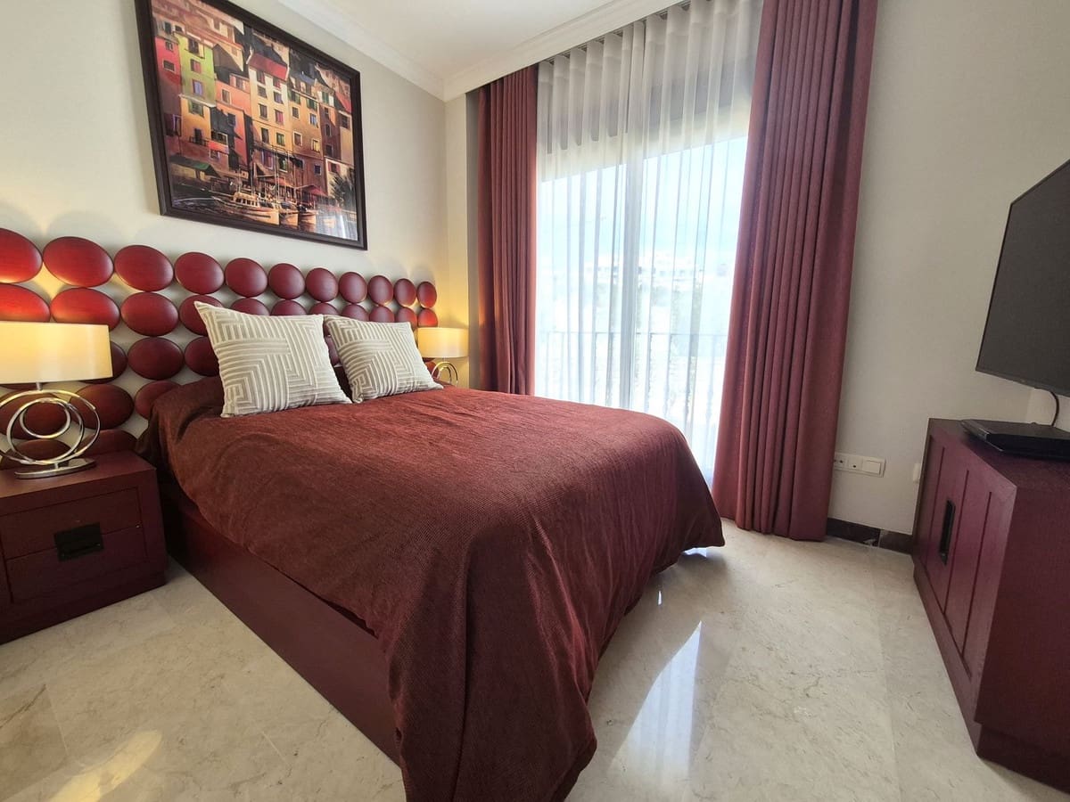 Pareado de 4 habitaciones en Estepona en venta con garaje - 865.000 € (Ref: 9914699)