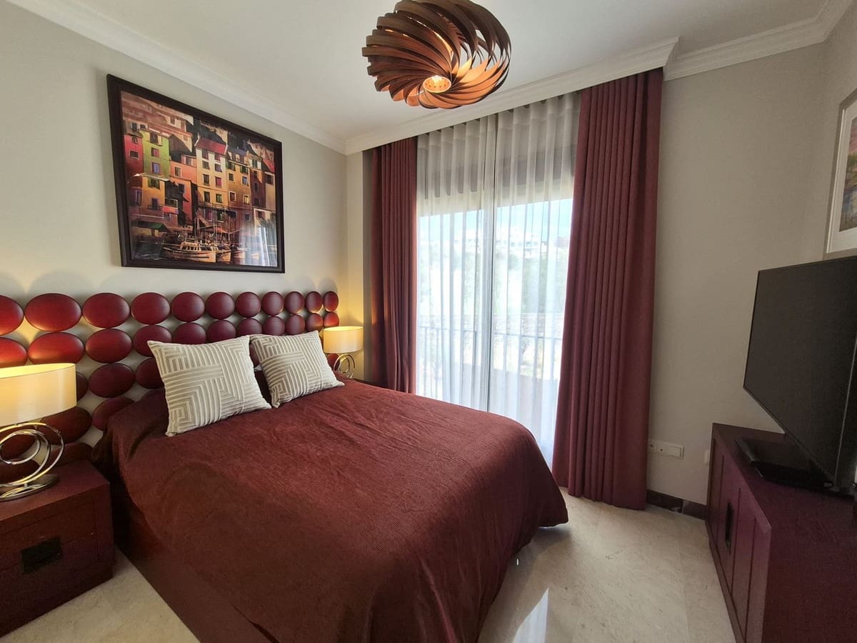 Pareado de 4 habitaciones en Estepona en venta con garaje - 865.000 € (Ref: 9914699)