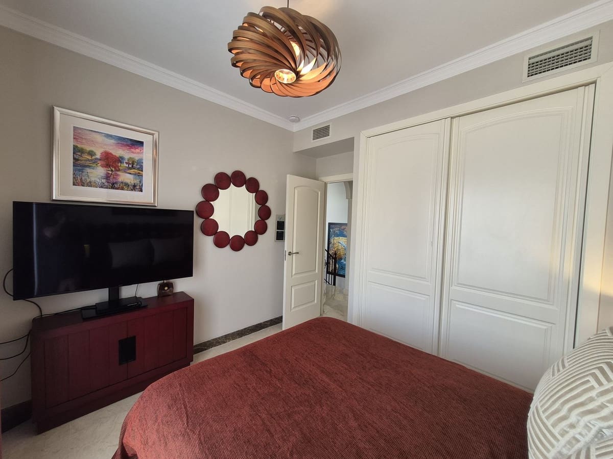 Pareado de 4 habitaciones en Estepona en venta con garaje - 865.000 € (Ref: 9914699)