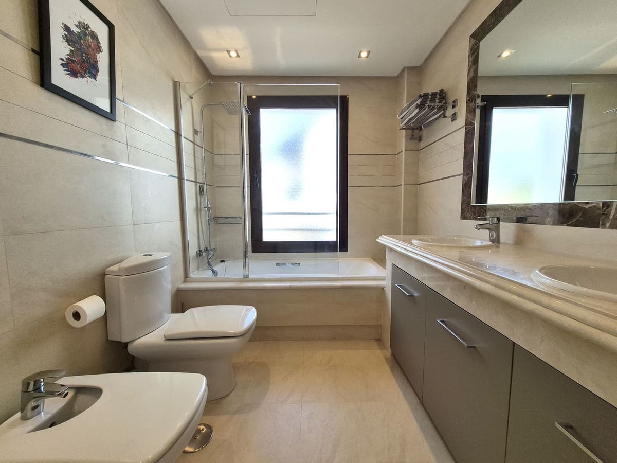 Pareado de 4 habitaciones en Estepona en venta con garaje - 865.000 € (Ref: 9914699)