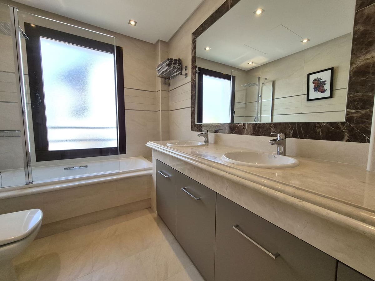Pareado de 4 habitaciones en Estepona en venta con garaje - 865.000 € (Ref: 9914699)