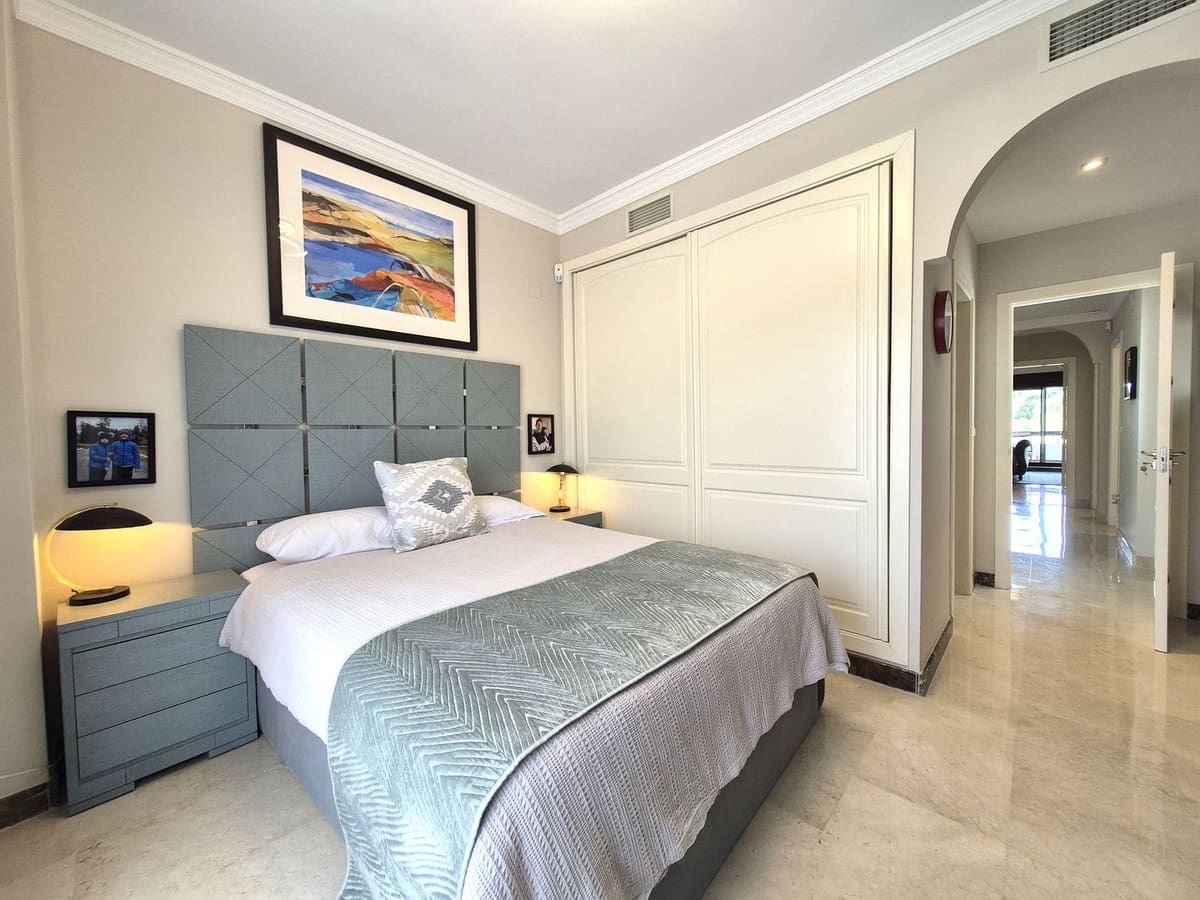 Pareado de 4 habitaciones en Estepona en venta con garaje - 865.000 € (Ref: 9914699)