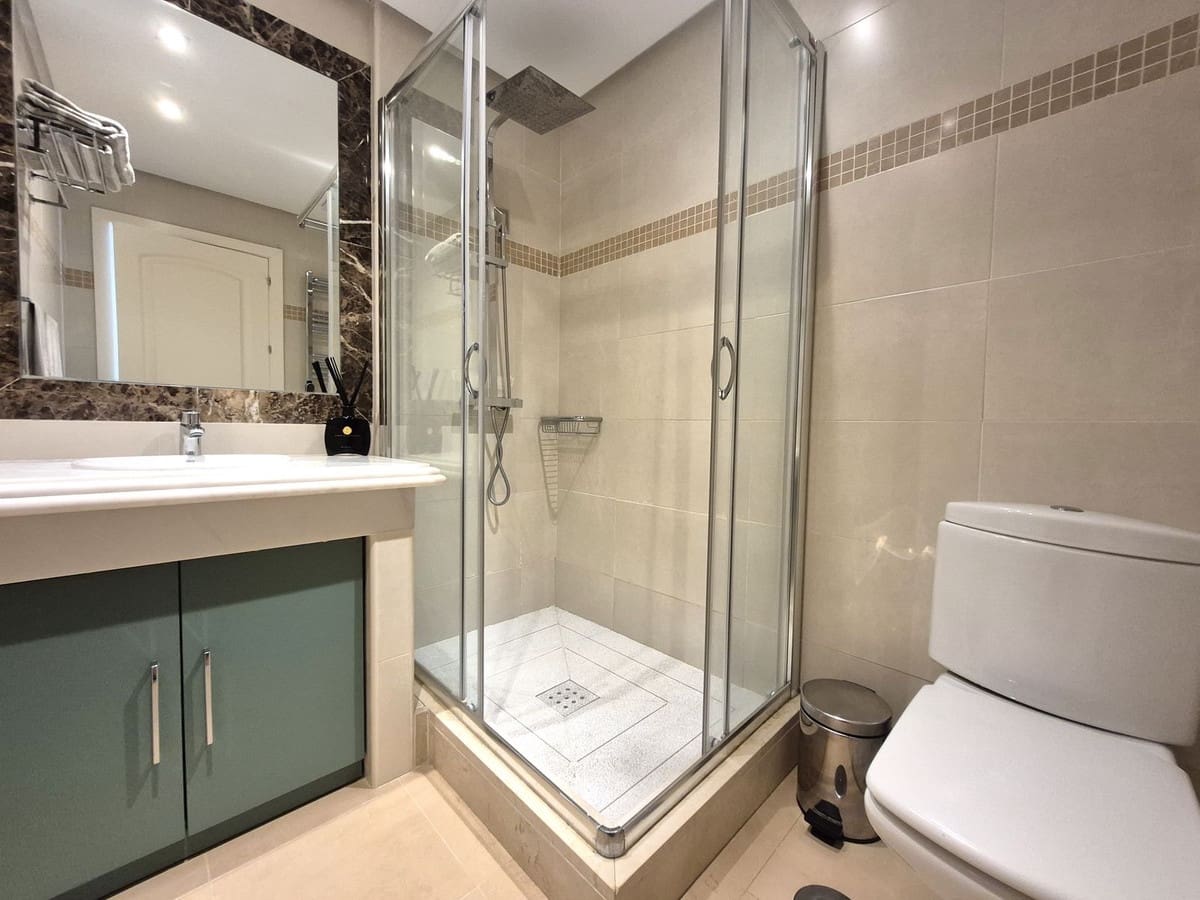 Pareado de 4 habitaciones en Estepona en venta con garaje - 865.000 € (Ref: 9914699)