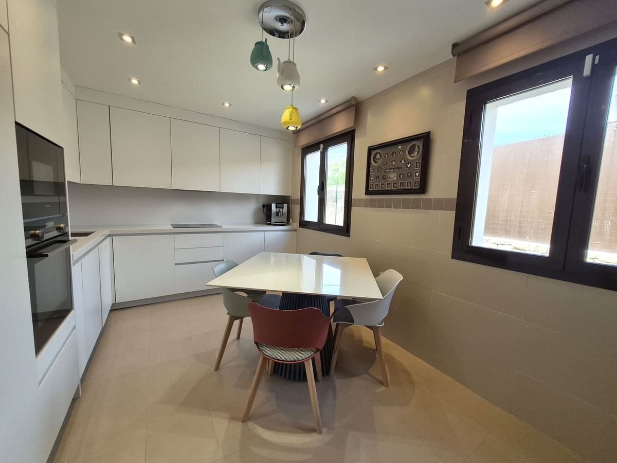 Pareado de 4 habitaciones en Estepona en venta con garaje - 865.000 € (Ref: 9914699)