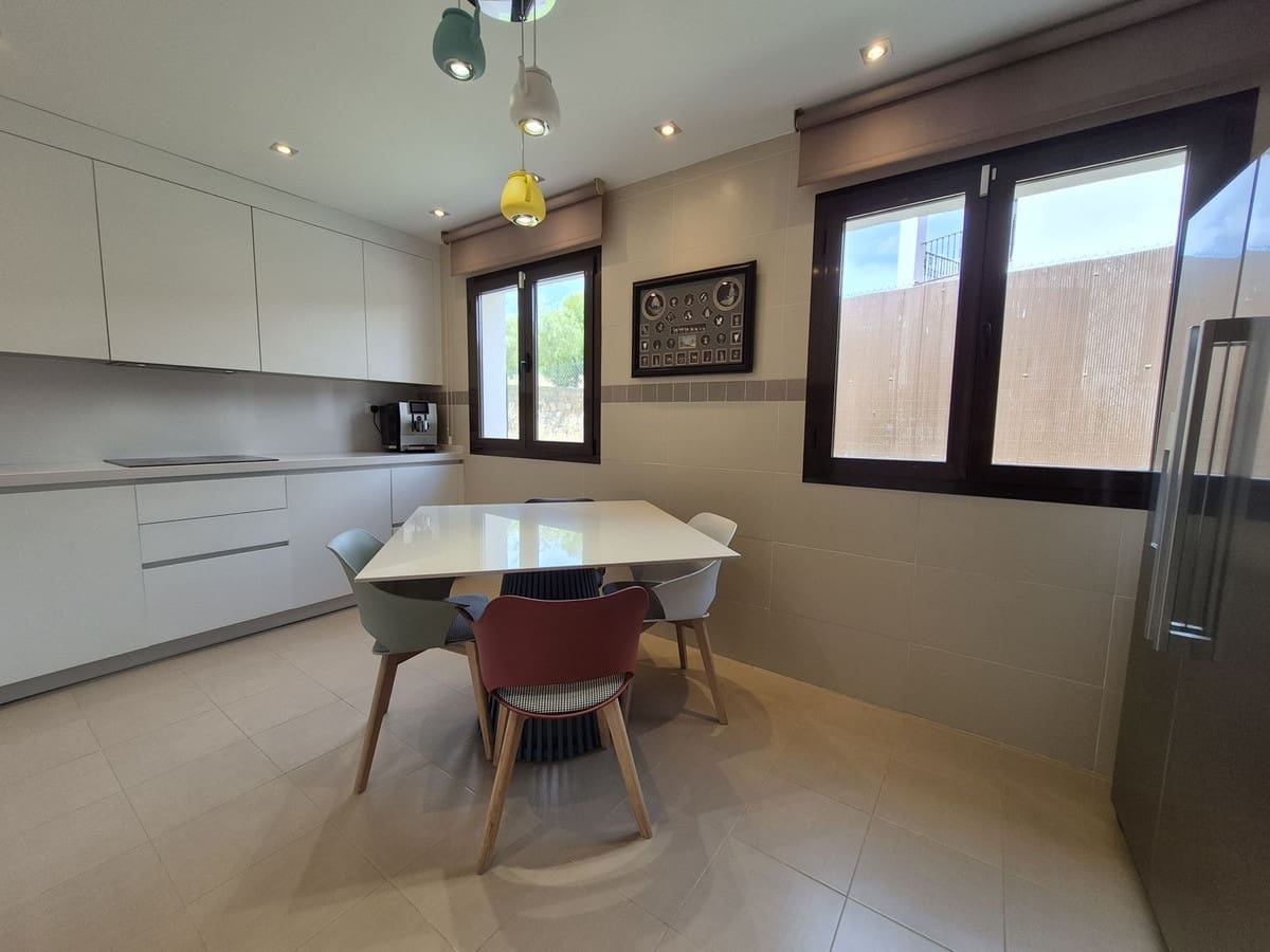 Pareado de 4 habitaciones en Estepona en venta con garaje - 865.000 € (Ref: 9914699)